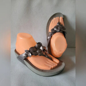 FITFLOP SILVER FLIP FLOPS SANDALS (sz 6)